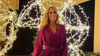 Η Ντορέττα Παπαδημητρίου είναι η κλασική Ελληνίδα μάνα | Η τρυφερή αγκαλιά στον γιο της που μόλις έφτασε από την Κύπρο