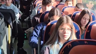 Το βίντεο της ημέρας | Μαθητές περνούν από τα Τέμπη τραγουδώντας για τα θύματα της τραγωδίας