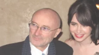 Lily Collins | Η τρυφερή αφιέρωση και η φωτογραφία από την παιδική της ηλικία, με αφορμή τα γενέθλια του πατέρα της, Phil Collins