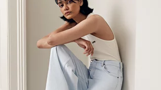 Η νέα τάση στα τζιν είναι ό,τι πιο άνετο και στιλάτο έχεις φορέσει