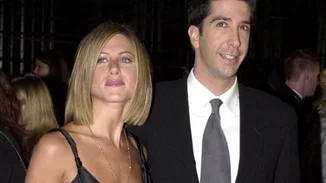 Friends Forever | Ο David Schwimmer τρολάρει τη Jennifer Aniston με μία φωτογραφία του στο ντους