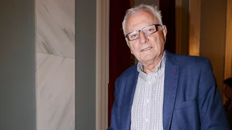 Κωνσταντίνος Χαρδαβέλλας | Αυτός είναι ο 30χρονος γιος του Κώστα Χαρδαβέλλα που του μοιάζει εκπληκτικά