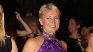 Νατάσα Παζαΐτη και Αλίκη Καραμανλή | Ποζάρουν με αστραφτερά φορέματα και μας εύχονται "καλή χρονιά"