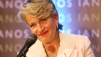 Λουκία Παπαδάκη | Με γκρίζα μαλλιά, μαυρισμένη και καλλίγραμμη σε μία απολαυστική συνέντευξη στην Ελένη Μενεγάκη