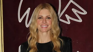 Ευαγγελία Αραβανή | Η σέξι εμφάνιση με μίνι δερμάτινη φούστα