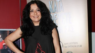 Η Βασιλική Ανδρίτσου ήταν μία τολμηρή νύφη | Το κλασικό νυφικό και το παράδοξο χρώμα παπουτσιών