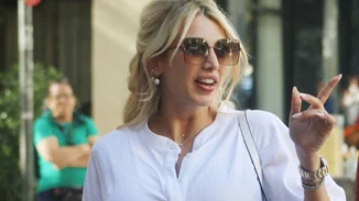 Με κοντό, εφαρμοστό λευκό φόρεμα και sneakers στο γήπεδο | H Kωνσταντίνα Σπυροπούλου ξεκίνησε τένις