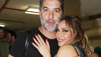 Γιώργος Νικολαΐδης | Ο γιος της Δέσποινας Βανδή την απαθανατίζει να τραγουδά στον Βασίλη Μπισμπίκη