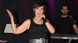 Σαν δυο σταγόνες νερό | Η Κωνσταντίνα ποζάρει με την κούκλα κόρη της σε μία σπάνια εμφάνιση