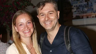 Ο Αλέξανδρος Μπουρδούμης και η Λένα Δροσάκη σε μία αμήχανη στιγμή επί σκηνής | Πήγε να πιάσει το χέρι της και εκείνη το τράβηξε