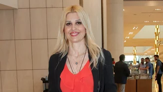 Έλενα Ράπτη | Σέξι και καλοκαιρινή με λευκό εφαρμοστό παντελόνι