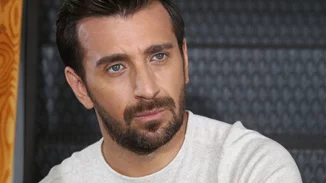 Θάνος Πετρέλης | Ποζάρει με τις πανέμορφες κόρες του στην πιο όμορφη και γιορτινή φωτογραφία