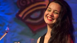 Η Αρετή Κετιμέ φόρεσε κόκκινο κραγιόν και "φώτισε" με τον πιο έξυπνο τρόπο τη βραδινή της, casual εμφάνιση