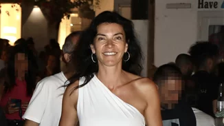 Μαρίνα Βερνίκου | Η σπάνια εμφάνιση με τα δύο μικρότερα παιδιά της στα σοκάκια της Μυκόνου