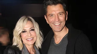 Άννα Βίσση και Σάκης Ρουβάς αγκαλιά το 1996 | Οι μπούκλες του Σάκη και το διαφανές φόρεμα της Άννας που άφηνε ελάχιστα στη φαντασία