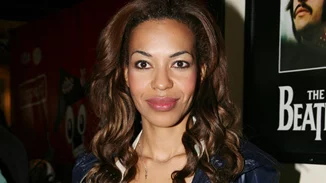 Νίκη Σερέτη | Η τηλεοπτική Δεβόρα φωτογραφίζεται με τον Γιάννη Μπέζο 26 χρόνια μετά το τέλος της σειράς "Εκείνες κι εγώ"