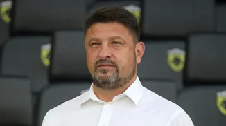 O Νίκος Χαρδαλιάς σε μία σπάνια δημόσια εμφάνιση με τις πανέμορφες κόρες του