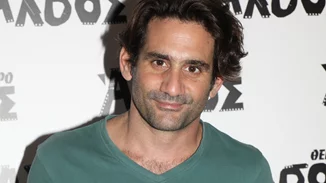 Ψηλός, μελαχρινός και πολύ γοητευτικός | Δείτε τον 17χρονο γιο του Οδυσσέα Παπασπηλιόπουλου σε ένα σπάνιο φωτογραφικό στιγμιότυπο