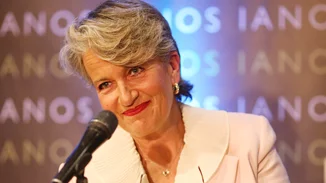 Λουκία Παπαδάκη | Τα υπέροχα γκρίζα μαλλιά, ο μακροχρόνιος δεσμός και τα χρόνια της Λάμψης