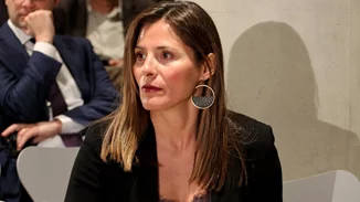 Η εμφάνιση της Μπέτυς Μπαζιάνα με τα παπούτσια που λατρεύουμε να μισούμε