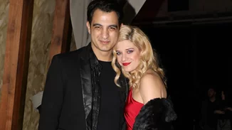 Τζένη Θεωνά - Δήμος Αναστασιάδης | Η σπάνια δημόσια και πολύ εκκεντρική εμφάνιση του ζευγαριού