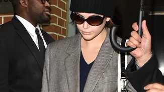 5 girly χτενίσματα για να δείχνεις πιο stylish από ποτέ με το σκουφάκι σου