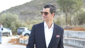 Ο Σάκης Ρουβάς με ροζ παντελόνι στο γάμο του αδερφού του, Απόστολου