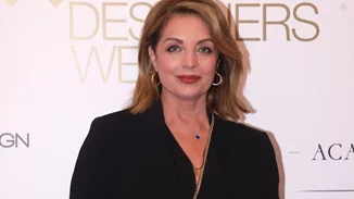 Άντζελα Γκερέκου | Ποζάρει άβαφη φορώντας τις πιτζάμες της, δίπλα στο υπέροχο Χριστουγεννιάτικο δέντρο της