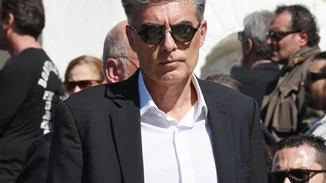 Σάλος με τον Νίκο Ευαγγελάτο | "Ως τηλεθεάτρια, μου προκαλεί θλίψη, οργή, με προσβάλλει ως νοήμονα άνθρωπο και αμαυρώνει τη μνήμη των παιδιών..."