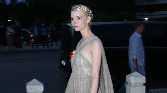 Dior Cruise 2022 | To grecian-chic χτένισμα της Anya Taylor-Joy ήταν απλά εκθαμβωτικό
