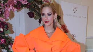 Δύο καλλονές μαζί | Η Δούκισσα Νομικού αγκαλιά με τη μαμά της στο AXDW