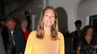 Naked nails | Η Βίκυ Καγιά με το manicure trend που όλες μας πρέπει να δοκιμάσουμε το καλοκαίρι