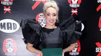 Απίστευτη ομοιότητα | Η φωτογραφία της Καλομοίρα με την κούκλα κόρη της