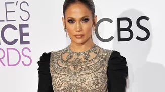 Οι 5 χρυσοί κανόνες της Jennifer Lopez για αξεπέραστη λάμψη στην επιδερμίδα