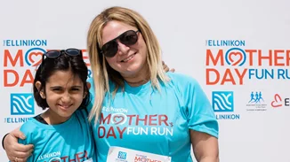 Νάνσυ Ζαμπέτογλου | Φωτογραφίζει τη γλυκύτατη κόρη της αγκαλιά με τον ηθοποιό Ιωάννη Παπαζήση