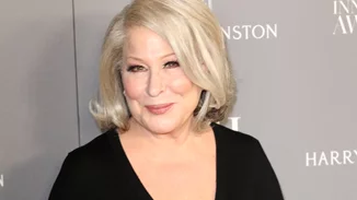 Bette Midler | "Ας απαγορεύσουμε και το Viagra - Αν η εγκυμοσύνη είναι "θέλημα Θεού", το ίδιο είναι και το πεσμένο μόριο σου"