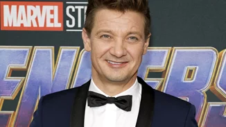 Η πρώτη δημόσια εμφάνιση του Jeremy Renner μετά το σοβαρό του ατύχημα