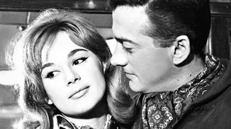 Δεν τον περιμέναμε λιγότερο γοητευτικό | Ο Αλέκος Αλεξανδράκης στην πρώτη του κινηματογραφική εμφάνιση