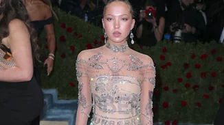 Lila Moss | Η 19χρονη κόρη της Κate Moss στο κόκκινο χαλί με τις αντλίες ινσουλίνης