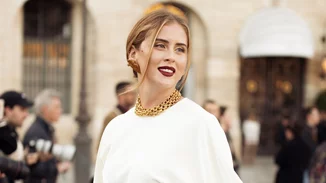 Πώς θα κάνεις τα πιο λαμπερά χτενίσματα τις γιορτές – χωρίς να φύγεις από το σπίτι