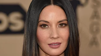 H Olivia Munn φωτογραφήθηκε ημίγυμνη και έδειξε τις ουλές της διπλής μαστεκτομής