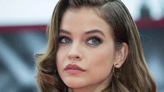 Πώς να δείχνω φρέσκια ακόμα και μετά από ξενύχτι; Το viral TikTok hack που θα σε βοηθήσει