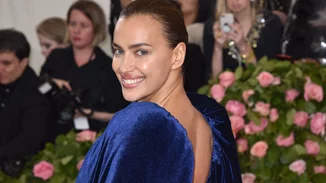 Η Irina Shayk με lime green μαλλιά