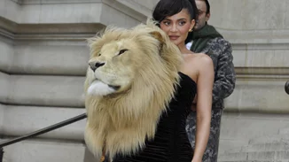 Λιοντάρια, λύκοι, λεοπαρδάλεις σε φορέματα έφεραν αντιδράσεις στην Εβδομάδα Μόδας στο Παρίσι | Το αμφιλεγόμενο catwalk του οίκου Schiaparelli