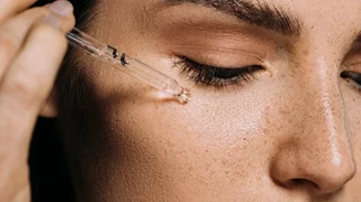 Ποιον ορό προσώπου να επιλέξω; Όλες οι απαντήσεις στις απορίες σου για τα serums