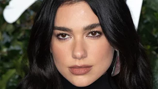 Το golden mani της Dua Lipa θα σε βάλει σίγουρα στο κλίμα των Χριστουγέννων (αν δεν έχεις μπει ήδη)