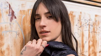 Η Ραφαέλα Ψαρρού ξέρει πώς να αναδεικνύει τα καλλίγραμμα πόδια της | Λατρέψαμε το κομψό ολόσωμο μαγιό της