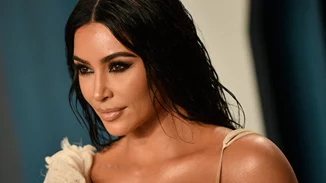 Η Kim Kardashian σού δείχνει τα πιο glam χτενίσματα για τη βραδινή σου έξοδο