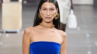 H Bella Hadid μόλις έβαψε τα μαλλιά της στο πιο απρόσμενο χρώμα για το καλοκαίρι