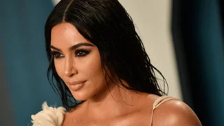 H Kim Kardashian με αλά Jackie O χτένισμα είναι άλλος άνθρωπος